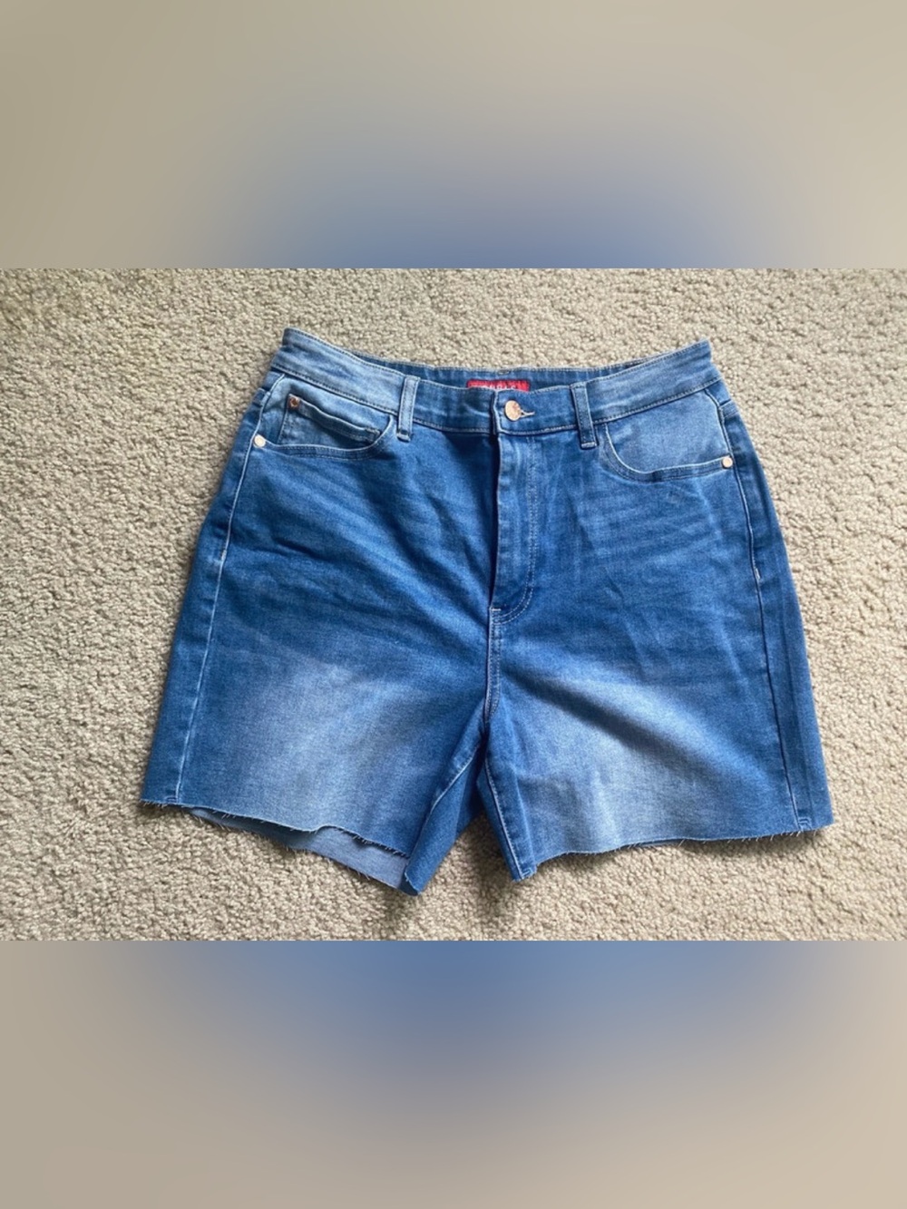 NWOT- Women’s GUESS 30 classic cutoff five pocket blue jeans